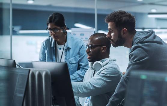 Collègues regardant un écran d’ordinateur au bureau