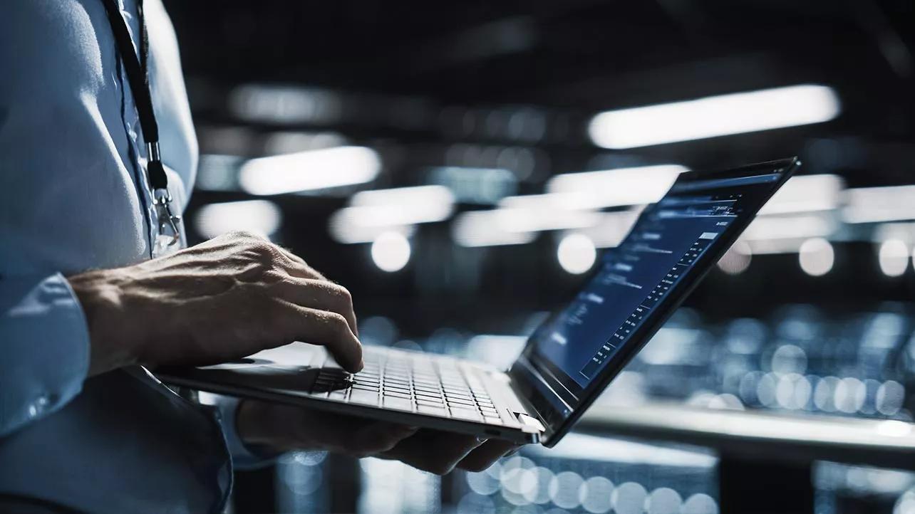 Main d’homme sur un clavier d’ordinateur portable